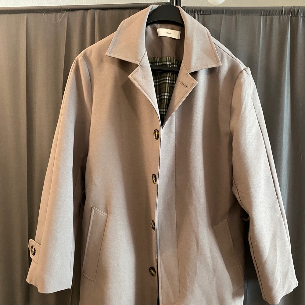 Trench coat with check pattern inner linings